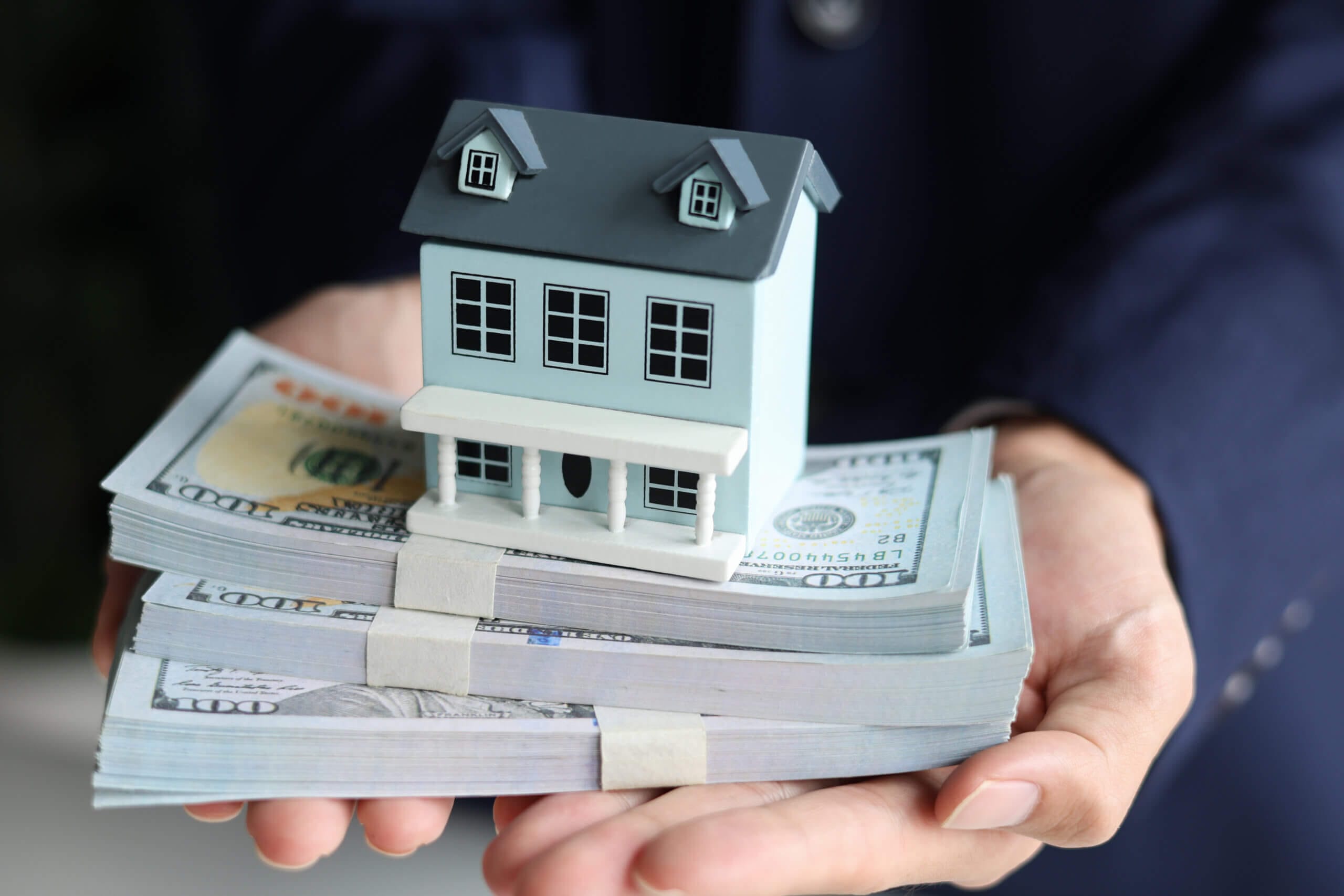 simultaneous sale and purchase process - lender holding money and little house in hands